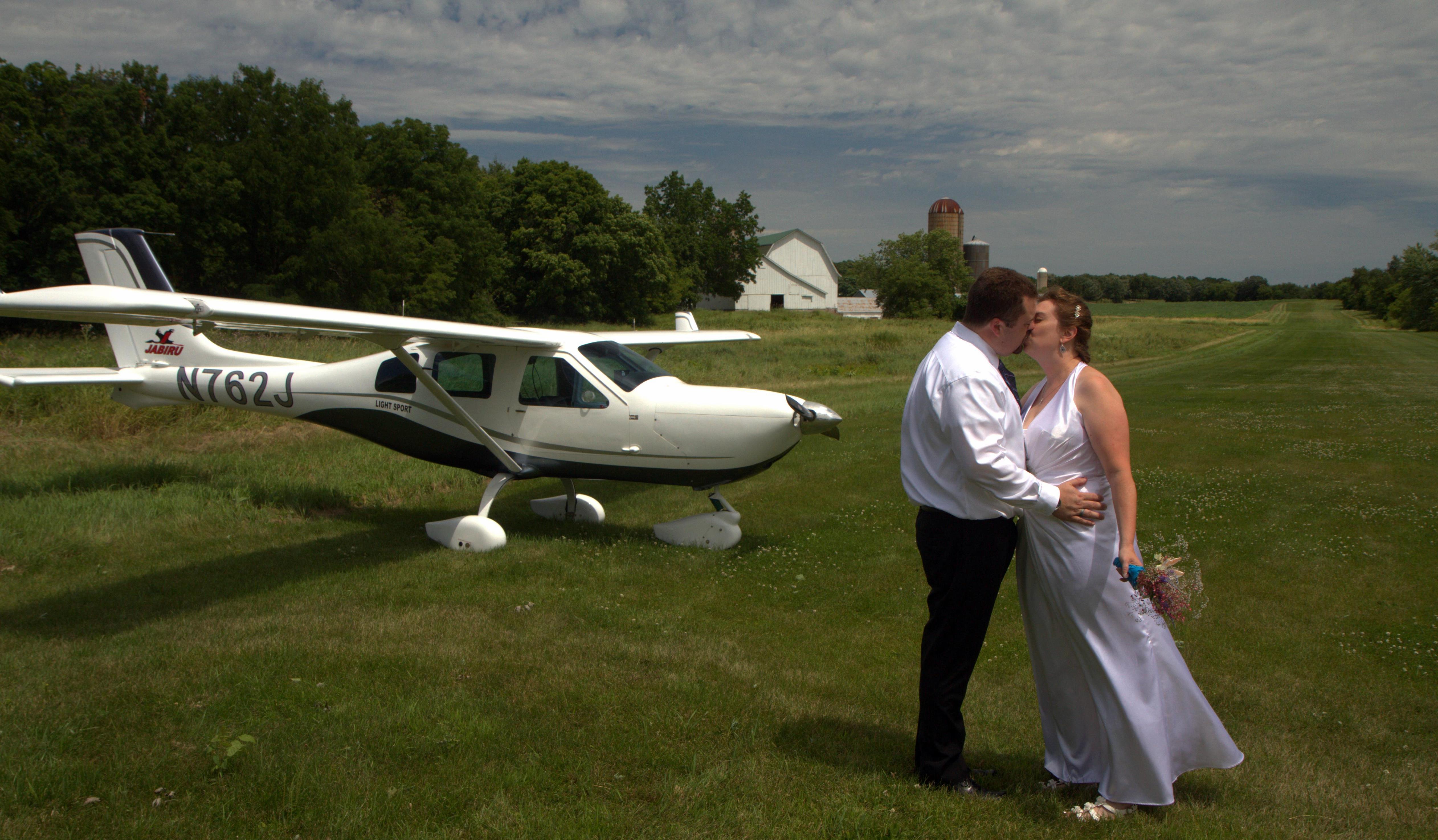 A kiss before taking off for AirVenture. As the field was under the Fiske Approach, the couple coordinated their flight with a supportive ATC. (Photo: Aaron Hoffman)